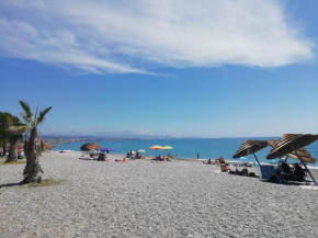 Côte d'Azur joli studio 50m plage, climatisation , parking.